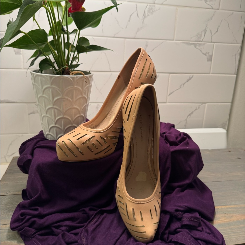 Elegant Beige Women's platform Heels with gold accents